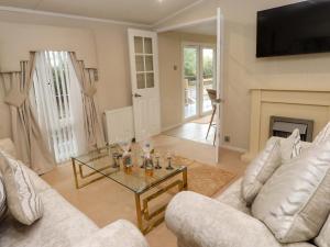 Posezení v ubytování The Chalet at Tyn Lon