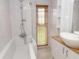 Koupelna v ubytování The Chalet at Tyn Lon + 11 fotografií