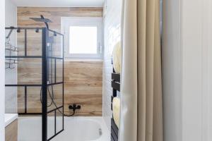 Bilik mandi di C3 Studio Facing Sea and Beach - Wifi, AC, terrace +51 gambar
