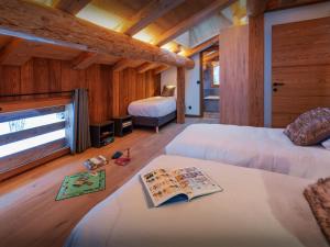 ein Schlafzimmer mit zwei Betten und einem Kamin in der Unterkunft Chalet Angelia - OVO Network in Le Grand-Bornand + 11 Fotos