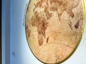 ゴーレムにあるAgimi 818の壁掛け世界地図