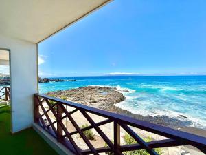 a balcony with a view of the ocean at Le Cécilia in Puerto de Santiago