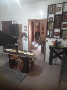a living room with a table and a dining room at Apartamento Piúma in Piúma +32 photos