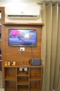 TV a/nebo společenská místnost v ubytování Ganga Bhumi Rishikesh 2BHK