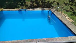 Swimmingpoolen hos eller tæt på The Writer's Cottage