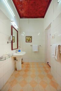 une salle de bain avec un lavabo et un miroir dans l'établissement SaffronStays Awakening Suite, à Srinagar