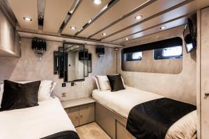 Ένα ή περισσότερα κρεβάτια σε δωμάτιο στο The Canary Yacht +19 φωτογραφίες