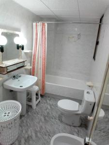 Un baño con inodoro, lavabo y bañera. en Casa Paqui, en Carboneras 95 fotos más