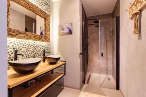 a bathroom with two sinks and a shower at Vakantiewoning aan het strand 'Somaris' - met tuin en terras - Vista Maris - Nr 50 in Sint Annaland +33 photos