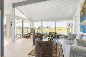 un soggiorno con divano e sedie di BL1555-Blokhus-Egebaeksvej-17 a Blokhus