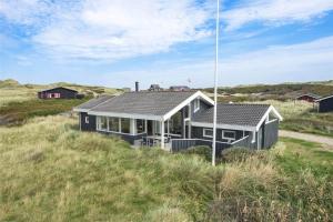 una casa in mezzo a un campo di BL1555-Blokhus-Egebaeksvej-17 a Blokhus