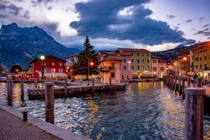 Una vista de una ciudad con un río y edificios. en Dreamy garda house, en Nago