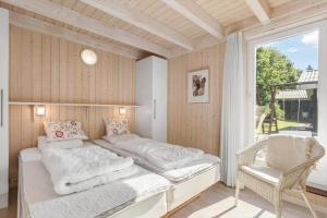 Ένα ή περισσότερα κρεβάτια σε δωμάτιο στο BL226-Blokhus-Paa-Bakken-13