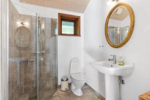 布洛克胡斯BL1718-Blokhus-Ronliensvej-16的浴室里有马桶、洗手池和淋浴。 更多21张照片