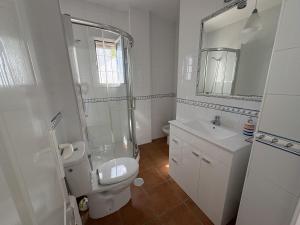 un bagno bianco con un water e un lavandino di Atalaya Blanca a San José Altre 38 foto