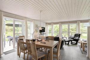 un soggiorno con tavolo e sedie di BL381-Blokhus-Maxvej-4 a Blokhus