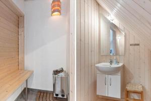 bagno con lavandino, specchio e lavandino di BL381-Blokhus-Maxvej-4 a Blokhus Altre 21 foto