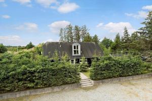 una casa con tetto a gambero con finestra di BL381-Blokhus-Maxvej-4 a Blokhus