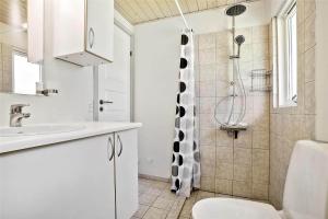 un bagno bianco con doccia e lavandino di BL238-Pandrup-Fyrregangen-18 a Pandrup Altre 17 foto