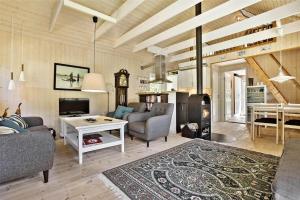 un soggiorno con un divano e un tavolo di BL238-Pandrup-Fyrregangen-18 a Pandrup