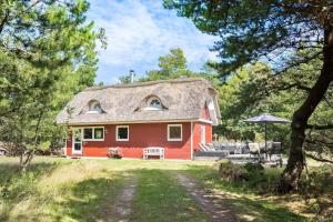 una piccola casa rossa con tetto di paglia di BL238-Pandrup-Fyrregangen-18 a Pandrup