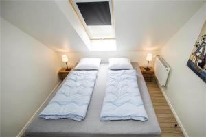 Una cama o camas en una habitación de BL139-Blokhus-Klitvejen-4-A