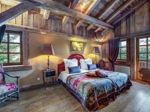 Un pat sau paturi într-o cameră la Chalet montagnard à Rochebrune avec jacuzzi, sauna, 6 chambres, proche des pistes, accueil 12 pers - FR-1-569-37