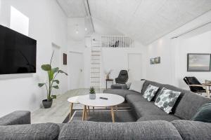 ein Wohnzimmer mit Sofa und Tisch in der Unterkunft BL1405 Blokhus - Sletten 12 in Blokhus