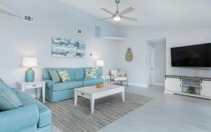 a living room with a blue couch and a tv at Rock'n Waterfront in Cape Coral