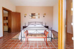 un dormitorio con una cama y una silla en Hotel Epavlis, en Káto Poróïa