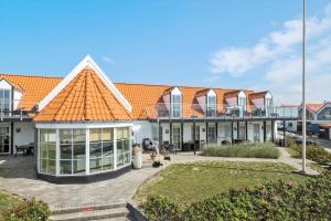 a row of houses with an orange roof at BL1260-Blokhus-Strandvejen-14-Lejl-9 in Blokhus