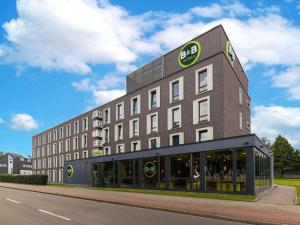 ミュルハイム・アン・デア・ルールにあるB&B Hotel Mülheim an der Ruhrの通り沿いにある大きな建物
