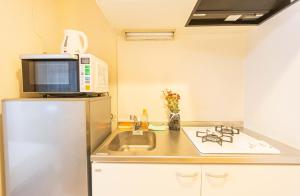 Kuchyň nebo kuchyňský kout v ubytování Unizen道顿堀店