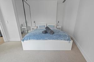 Postel nebo postele na pokoji v ubytování Central 2 Bedroom Condo Haymarket