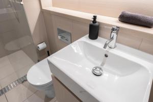 Koupelna v ubytování Central 2 Bedroom Condo Haymarket + 7 fotografií