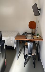 a room with a desk with a bed and a deskictericter at Studio kitnet Apartamento Privativo Jundiai 10 in Jundiaí