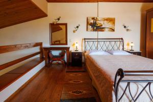 ein Schlafzimmer mit einem Bett und einem Schreibtisch mit Spiegel in der Unterkunft Hotel Epavlis in Káto Poróïa + 61 Fotos
