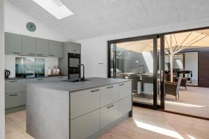 Köök või kööginurk majutusasutuses BL1257-Saltum-Vesterhavs-Sletten-35