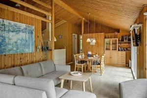 un soggiorno con un divano e un tavolo di BL433-Blokhus-Raappenmark-8 a Blokhus