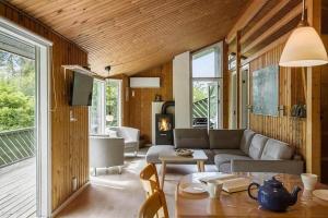 un soggiorno con un divano e un tavolo di BL433-Blokhus-Raappenmark-8 a Blokhus