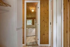 bagno con vasca bianca in una stanza di BL433-Blokhus-Raappenmark-8 a Blokhus Altre 18 foto