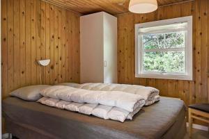 un letto grande in una stanza con una finestra di BL433-Blokhus-Raappenmark-8 a Blokhus