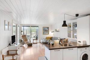 una cucina e un soggiorno con lavandino e soggiorno di BL1274-Blokhus-Raappenmark-30 a Blokhus