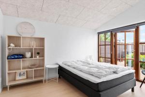 Una cama o camas en una habitación de BL1117-Blokhus-Peter-Andersensvej-10