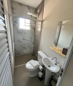 a bathroom with a toilet and a sink and a shower at Studio kitnet apartamento Privativo Jundiai 12 in Jundiaí