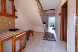 eine Küche mit einer Treppe, die zu einem Flur führt in der Unterkunft Hotel Epavlis in Káto Poróïa