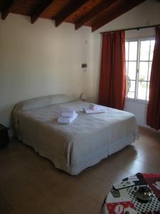 1 dormitorio con 1 cama con toallas en 2 PAX DPTOS en Villa Rumipal