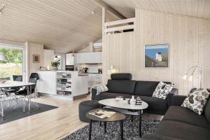 un soggiorno con un divano e un tavolo di BL377-Blokhus-Maxvej-9 a Blokhus