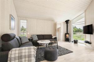 un soggiorno con un divano e un tavolo di BL377-Blokhus-Maxvej-9 a Blokhus