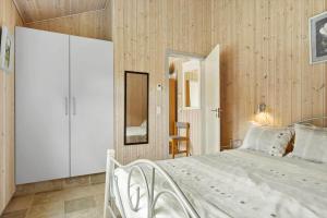Ένα ή περισσότερα κρεβάτια σε δωμάτιο στο BL1220-Blokhus-Peter-Andersensvej-21